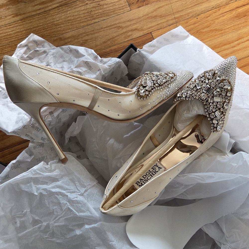 🆕️Badgley Mischka Crystal Embellished Heels - Cream and Silver - Picture 2 of 8